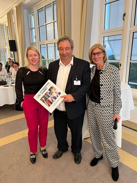 … Rudolf Hotter für seine langjährige Treue und... (Bild: Vogel IT-Akademie)