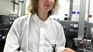 Dr. Obst mit einem der mikrofluidischen Chips. (Jianan Yi/TU Dresden)