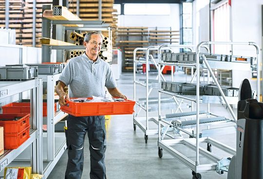 Wagen und Aufbauten eines Routenzugs lassen sich jederzeit verändern und erweitern. Kompatible Regale und individuelle Shooter-Lösungen entstehen innerhalb kürzester Zeit. Wagen und Aufbauten eines Routenzugs lassen sich jederzeit verändern und erweitern. Kompatible Regale und individuelle Shooter-Lösungen entstehen innerhalb kürzester Zeit.