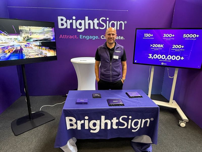 BrightSign ist ein neuer Partner von SYSTEAM, der mit der neuen 6er-Serie – präsentiert von Enrik Dema – auf der INFORM vertreten ist. (Bild: Vogel IT-Medien GmbH)