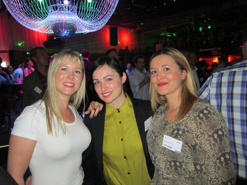 (v. l.) Janna Grosse und Daniela Pitzalis, WD, mit Aline Gauthier, Samsung (Bild: IT-BUSINESS)