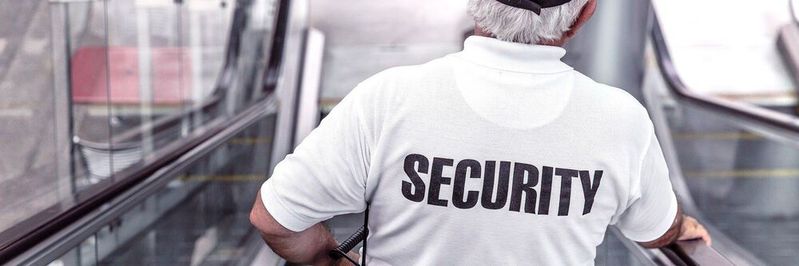 Sicherheitspersonal ist in Corona-Zeiten gefragt wird mancherorts bereits knapp.(Bild:  gemeinfrei /  Pixabay)