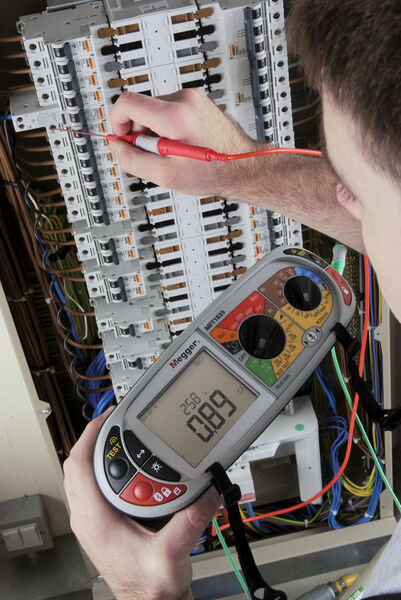 Jeder Prüftechniker kennt das: Oftmals wäre eine dritte Hand für die Test-Taste hilfreich. (Megger)