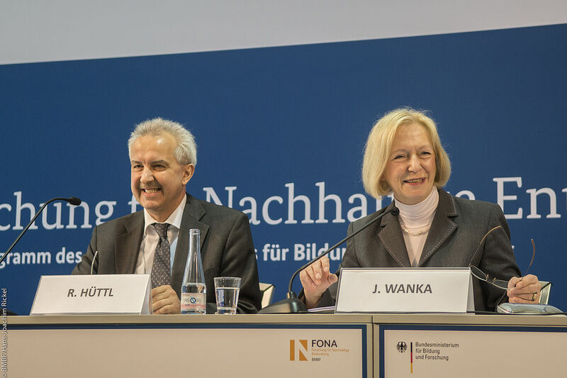 Bundesforschungsministerin Johanna Wanka stellt das neue Rahmenprogramm „Forschung für Nachhaltige Entwicklung“ (FONA3) der Öffentlichkeit vor. (Bild: BMBF/Rickel)