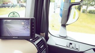 Zum Abbiegeassistenten, den die Edeka verbaut, gehört eine Kamera, die den gefährlichen toten Winkel voll einsehen kann. Ein Bildschirm im Fahrerhaus zeigt diesen Bereich an. (Bild: Edeka/www.schraegformat.de)