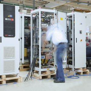 Bild 1: Am Standort Belecke produziert AEG Power Solutions unter anderem USV-Lösungen. Fertig abgebundene Kabelbäume erleichtern die Installation.
