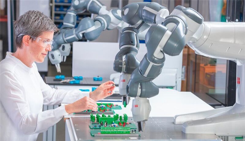 ... Heute ist der Roboter in den unterschiedlichsten Anwendungen im Einsatz – von der Montage elektronischer und elektrischer Komponenten bis hin zum Sortieren von Süßigkeiten in Süßwarenfabriken. (ABB)