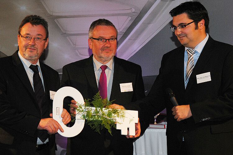 Schlüsselübergabe (v.li.): Bernd und Hermann Bleker sowie Architekt Jens Hemsing. (Foto: Baeuchle)