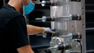 Bis 2025 soll die jährliche Produktionskapazität in der Elektrolyseurfertigung des Joint Ventures auf drei Gigawatt hochgefahren werden. (Bild: Siemens Energy)