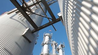 Evonik stellt die Weichen für den Bau der ersten MMA-Produktionsanlage nach dem Aveneer-Verfahren. (Bild: Evonik)