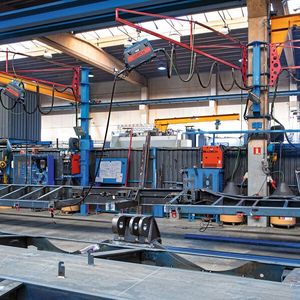 In vier Metern Höhe hängen die Lorch-Vorschubkoffer, 15-Meter-Zwischenschlauchpakete gewährleisten den Schweißern Bewegungsfreiheit. Faymonville favorisiert schneller zu schweißende Kehlnähte in PA- und PB-Position.(Bild:  Faymonville/Lorch Schweißtechnik)