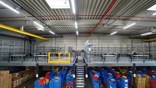 Oben ist Ruhe und unten wird gearbeitet. Dieses raumoptimale Lagerkonzept stammt von Hahn & Groh. Es unterstützt jetzt den Materialfluss bei Fuljoyment in Brüsewitz. (Lagertechnik Hahn & Groh)