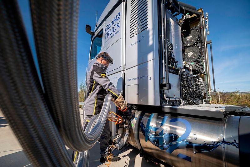 Betankt wurde der GenH2 Truck vor der Rekordfahrt mit flüssigem Wasserstoff von Air Liquide an der Tankstelle von Daimler Truck im Entwicklungs- und Versuchszentrum in Wörth am Rhein. Zwei sehr gut isolierte 40-Kilogramm-Tanks halten den Treibstoff auf rund -250 °C. (Bild: Daimler Trucks)