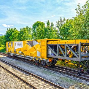 Bis 2030 gilt es in Deutschland, rund 4.200 Kilometer Bahnstrecke zu sanieren. Das neuartige Reparatursystem mit zwei Fanuc-Robotern, Kameras und Sensoren, das von Robel Rail Automation entwickelt wurde, könnte dabei wertvolle Unterstützung leisten.(Bild:  Robel)