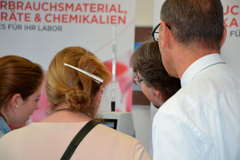 Th. Geyer zeigte in Kooperation mit der Firma La-Pha-Pack das Virtuoso von Thermo Fisher Scientific, mit dem Probenvials sicher und schnell beschriftet werden können. (Ottleben/LABORPRAXIS)