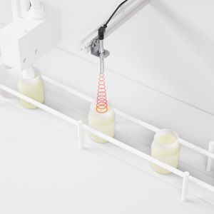 Und das ist der Leuze-Ultraschallsensor HTU208, der hier Daten von flüssigen Produkten erfasst.  Von der HTU-Serie gibt es 20 Varianten. Parallel hat Leuze noch die DMU-Serie entwickelt, die Abstände erfassen kann. Davon stehen acht Exemplare zur Auswahl.(Bild:  Leuze)