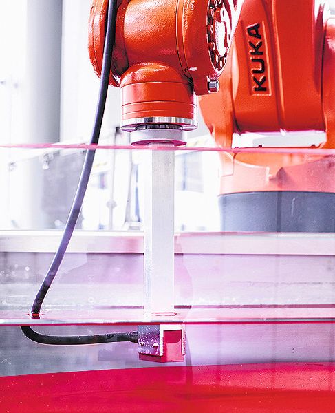 Mit dem Sensor-Prüfkopf werden Ultraschallwellen erzeugt, die das Material durchdringen. (Bild: Uwe Bellhäuser)