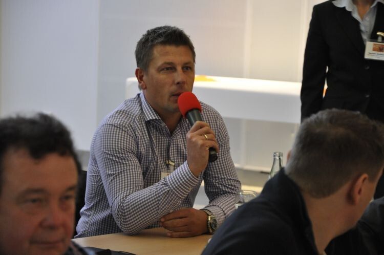 Denis Trocha (Autohaus Peter)  berichtet von den ersten Verkaufsgesprächen mit „neuen“ A-Klasse-Kunden. (Foto: Richter)