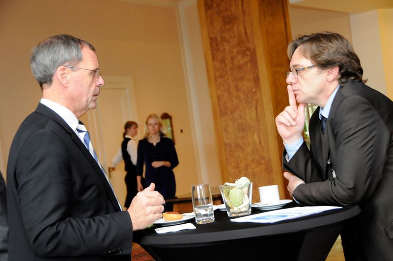 Wilfried Kruse, Beigeordneter, Dezernent für Personal, Organisation, IT, Gesundheit und Wirtschaftsförderung (Stadtverwaltung Düsseldorf), Manfred Klein, Redaktionsleiter (eGovernment Computing). (Archiv: Vogel Business Media)