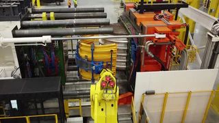 Obwohl die beiden Spritzgieß-Giganten von Engel so hohe Zuhaltekräfte haben, gelten sie doch als eher kompakte Varianten ihrer Klasse. Das komme vom 2-Platten-Konzept. (Bild: Engel)