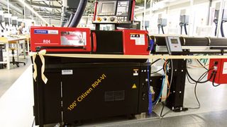 La centième machine Citizen R04-5F6 installée chez KIF Parechoc dans sa livrée rouge et noire. (Source : MSM)