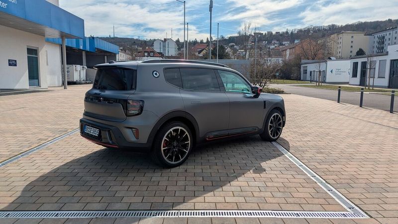 Das steil abfallende Heck ist ebenfalls markant. Gleichzeitig erinnert es an den Mercedes GLB. (Bild: Simon – VCG)