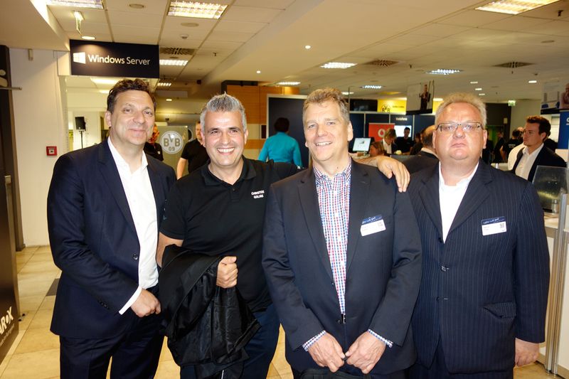 Christos Golias, TAROX, mit (v. l.) Dietmar Rohlf, Markus Gabler und Bernd Zube, INTEL. (Bild: IT-BUSINESS)