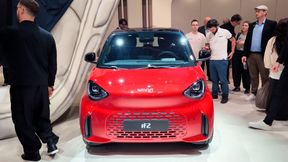 At the Smart booth in Paris, a crowd of curious visitors has gathered around the new #2. (Image:SP-X/Mario Hommen)