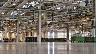 Veredelter Betonboden im Großgetriebewerk von SEW-Eurodrive in Bruchsal. Bild: Norsa (Archiv: Vogel Business Media)