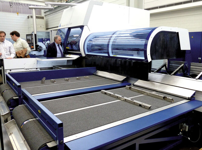 Neu an der Trulaser Tube 7000 ist auch die Ausschleusstation. Sie sortiert die Fertigteile je nach Anforderung auf verschiedene Bandtische, in Gitterboxen oder in Behälter. (Bild: Kuhn)