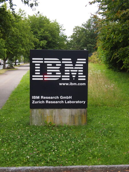 Abb. 17: Das IBM-Forschungslabor in Rüschlikon liegt auf einem Hügel oberhalb des Sees. Im Lauf der Jahre ist das gesamte Gelände mit Forschungsgebäuden  erschlossen worden. Die Nähe zur ETH Zürich und die politische Stabilität der Schweiz gaben in den 1950er Jahren den Ausschlag für Standort. (IBM Forschung - Zürich)