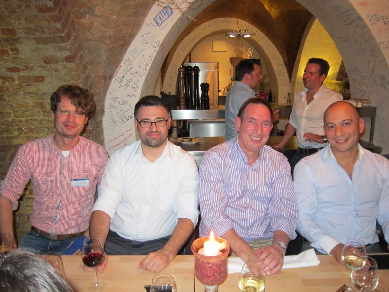 (v. l.) Mit gefülltem Magen waren auch Andreas Wellie (ALSO), Nazmi Keskiner, Jeff Burke und Sofocles Socratous, (Seagate) zufrieden. (Bild: IT-BUSINESS)