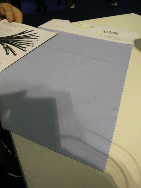 Die Silberfasern sind in die Stoffe eingewebt. Verwendet man Textilien mit X-Static-Technologie für Krankenhauskittel, Sichtschutz-Vorhänge, Patientenbekleidung oder Bettwäsche, lässt sich das Wachstum multiresistenter Bakterienstämme auf deren Oberflächen eindämmen. (Bild: Schäfer)