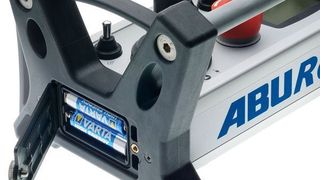 Die Funksteuerung Aburemote kann zur Not auch mit normalen Einwegbatterie wieder flott gemacht werden. Bild: Abus Kransysteme (Archiv: Vogel Business Media)