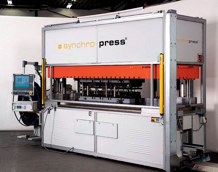 Bild 2: Die Synchropress wurde ursprünglich als Werkstattprobierpresse konzipiert, fand aber schnell Einzug in die Produktion hochwertiger Stanz-Biegeteile.  (Bild: Kraft)