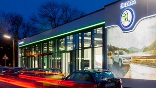 Meilenstein für das Standortkonzept von Graf Hardenberg: der neue Skoda-Schauraum in Karlsruhe. (Bild: Nikolay Kazakov)