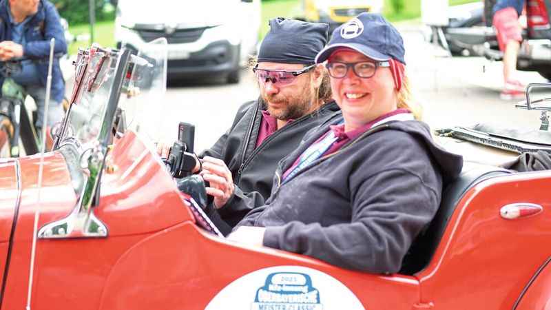 Fahren bei jedem Wetter offen: Moni und Max Kroker in ihrem MG TD, Baujahr 1953. (Bild: Zietz/»kfz-betrieb«)