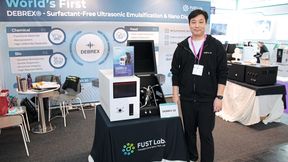 Hwang Bo Minsung, Gründer und CEO von FUST Lab, neben dem DEBREX 30: einem Nanodispersionsgerät auf Basis der fokussierten Ultraschalltechnologie. (Bild: VCG – Lüttmann)