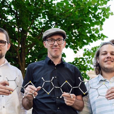 Peter Puschnig (Mitte) mit Doktorand Siegfried Kaidisch (l.) und Postdoc Christian Kern aus seiner Forschungsgruppe an der Uni Graz (Bild: Uni Graz/Angele)