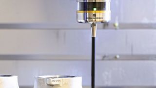 Noch vor der offiziellen Präsentation auf der Jimtof 2018 in Japan zeigt Renishaw auf der AMB 2018 erstmals den Funkmesstaster RMP 400, heißt es. Er sei für den Einsatz auf 5-Achs-Werkzeugmaschinen konzipiert und lasse die taktile Messung der Werkstückeinrichtung, der Merkmale und die Überprüfung der Maschinenleistung zu. (Renishaw)