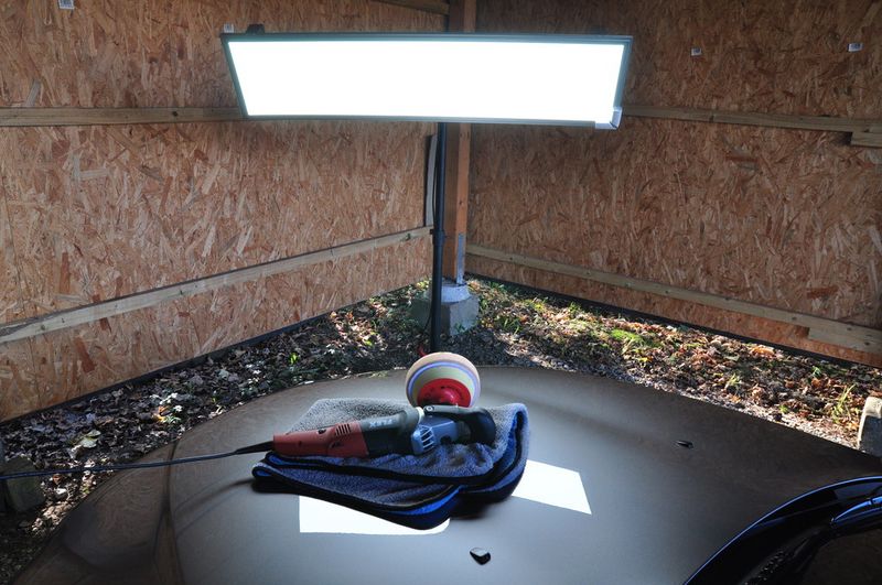 Die LED Panel Leuchte von Bauer & Böcker soll gleichmäßig ohne zu blenden ausleuchten und eignet sich zur Anbringung über Montagearbeitsplätzen, in Betriebshallen oder zur flexiblen Positionierung an einem Ständer. (Bild: Bauer & Böcker)