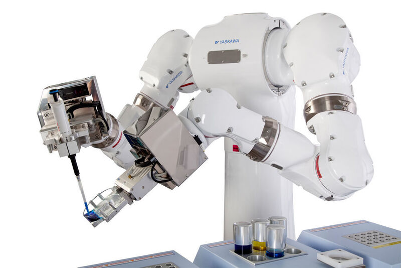 Der Yaskawa-Doppelarmroboter, hier bei Arbeiten im Labor, revolutioniert jetzt die Prüfung medizinischer Diagnosegeräte. (Bild: Yaskawa)