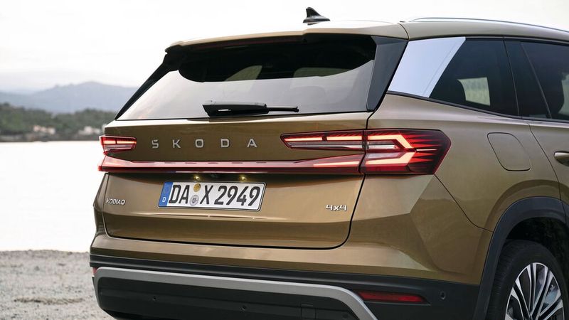 Den Kodiaq gibt es auch als Siebensitzer, allerdings ist die dritte Reihe nur für Kinder gut geeignet. (Bild: Skoda)