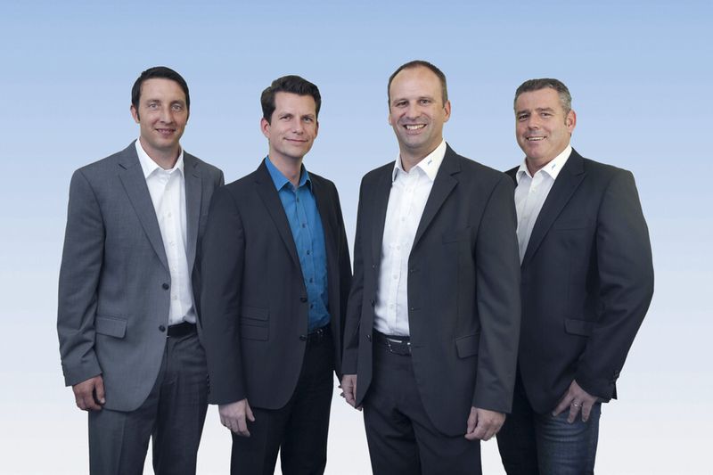 Zusammen erfolgreich (von links): Walther Habersetzer, Klaus Waldhardt, Horst Bogdanski und Thomas Fleischmann setzen auf transparente Kommunikation und Teamgeist. (Bild: AHC Oberflächentechnik)