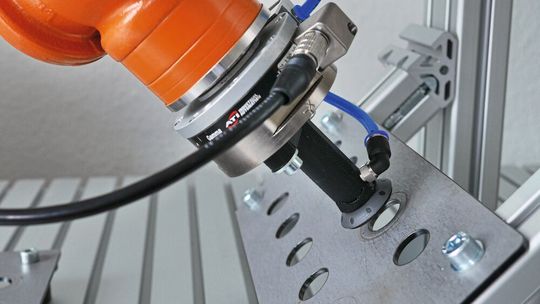 Ziel des Forschungsprojektes ist es, die Effizienz und Flexibilität von anspruchsvollen Produktionsprozessen, wie die kraftsensitive Montage mit Robotern, zu steigern. Ziel des Forschungsprojektes ist es, die Effizienz und Flexibilität von anspruchsvollen Produktionsprozessen, wie die kraftsensitive Montage mit Robotern, zu steigern.