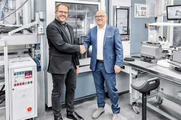 Dieser Händedruck unterstrich die Festo-Entscheidung, die Gummiwarenfabrik R. Neddermann aus Altbach bei Esslingen ins eigene Boot zu holen. Von links: Sebastian Schill von Festo, der die Geschäftsführung von Matthias Knieß, der in den Ruhestand geht, übernommen hat. Hier mehr ...(Bild:  Festo)