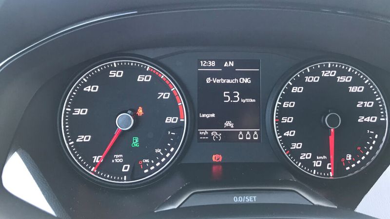 Den Normverbrauch gibt Seat mit 3,9 Kilogramm Erdgas (CNG) auf 100 Kilometern an. Wir kamen bei den Testfahrten ziemlich stabil auf 5,3 Kilogramm. (Bild: Grimm/»kfz-betrieb«)