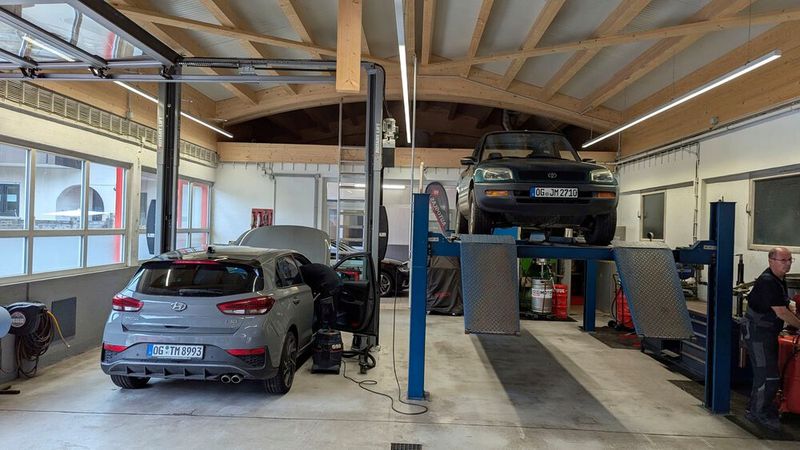 Eine gute Werkstattausrüstung ist Inhaber Sven Wangler aber ebenso wichtig. Und zum Thema Diagnose hat er eine ganz eigene Meinung: Am besten funktioniert es mit der Originaldiagnose. Deshalb verwendet er auch Geräte von VW, Seat/Cupra, Skoda und vielen anderen Herstellern. (Bild: Rosenow – VCG)