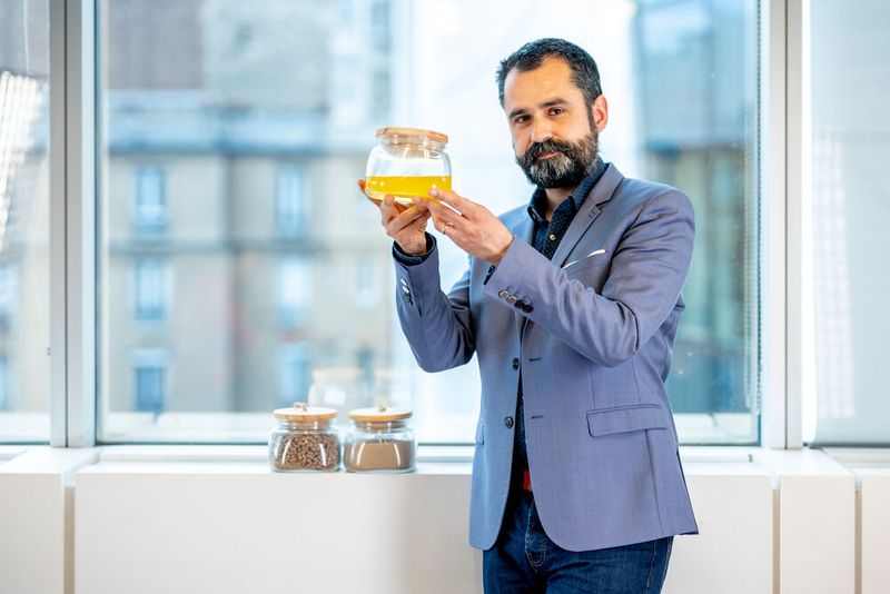 Der französische Biochemiker Antoine Hubert und sein Team haben eine vertikale Insektenfarm entwickelt, mit der Inhaltsstoffe für die Herstellung von Lebensmitteln für Menschen, Dünger für Pflanzen, Komponenten für Tiernahrung und Futter für Fische hergestellt werden können. Das vertikale System benötigt 30-mal weniger Landfläche, produziert 40-mal weniger CO2-Emissionen als die Viehzucht und verbraucht 40-mal weniger Wasser als die Schweinemast. Hubert tritt als Finalist in der Kategorie „KMU“ an.  (Bild: Nanda Gonzague/Europäisches Patentamt)