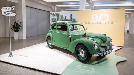 Aufgrund seiner zweitürigen, geschlossenen Karosserie wurde der 1101 er bald als „Tudor“ bekannt. Das Fahrzeug zeichnete sich durch seine Zuverlässigkeit, Kraftstoffeffizienz und seinen Komfort aus und war in mehr als 70 Ländern ein Erfolg. Das Škoda Museum widmet diesem legendären Modell vom 20. Januar bis zum 21. Mai 2026 eine Sonderausstellung. (Bild: Škoda)